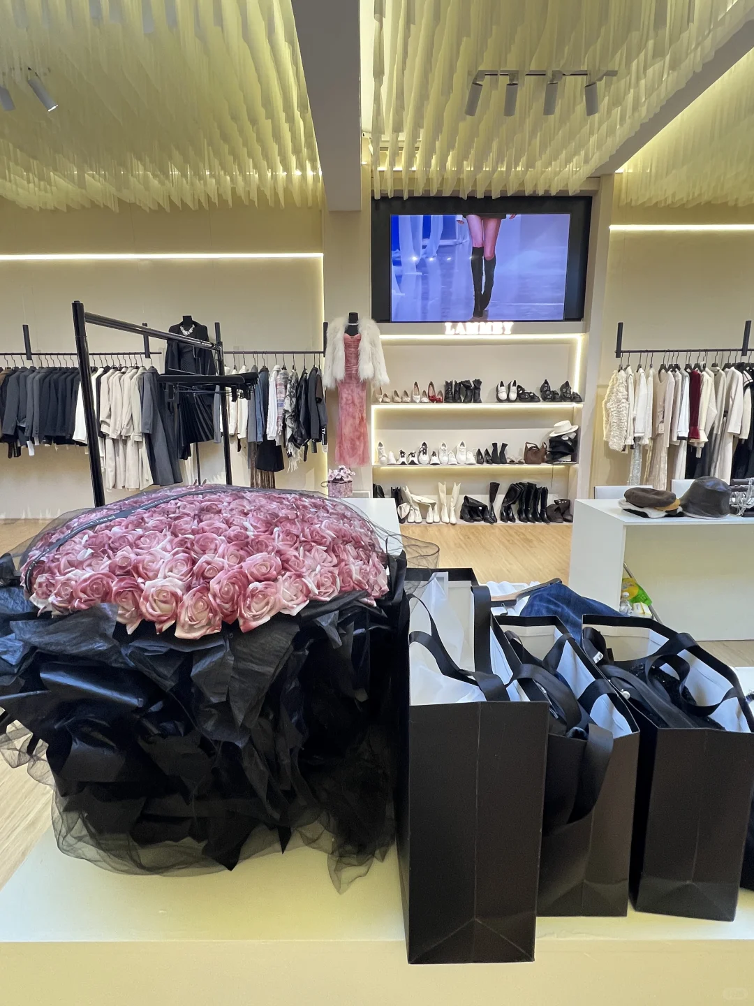 柳州万达新开的女装店，美到我心坎里了✨