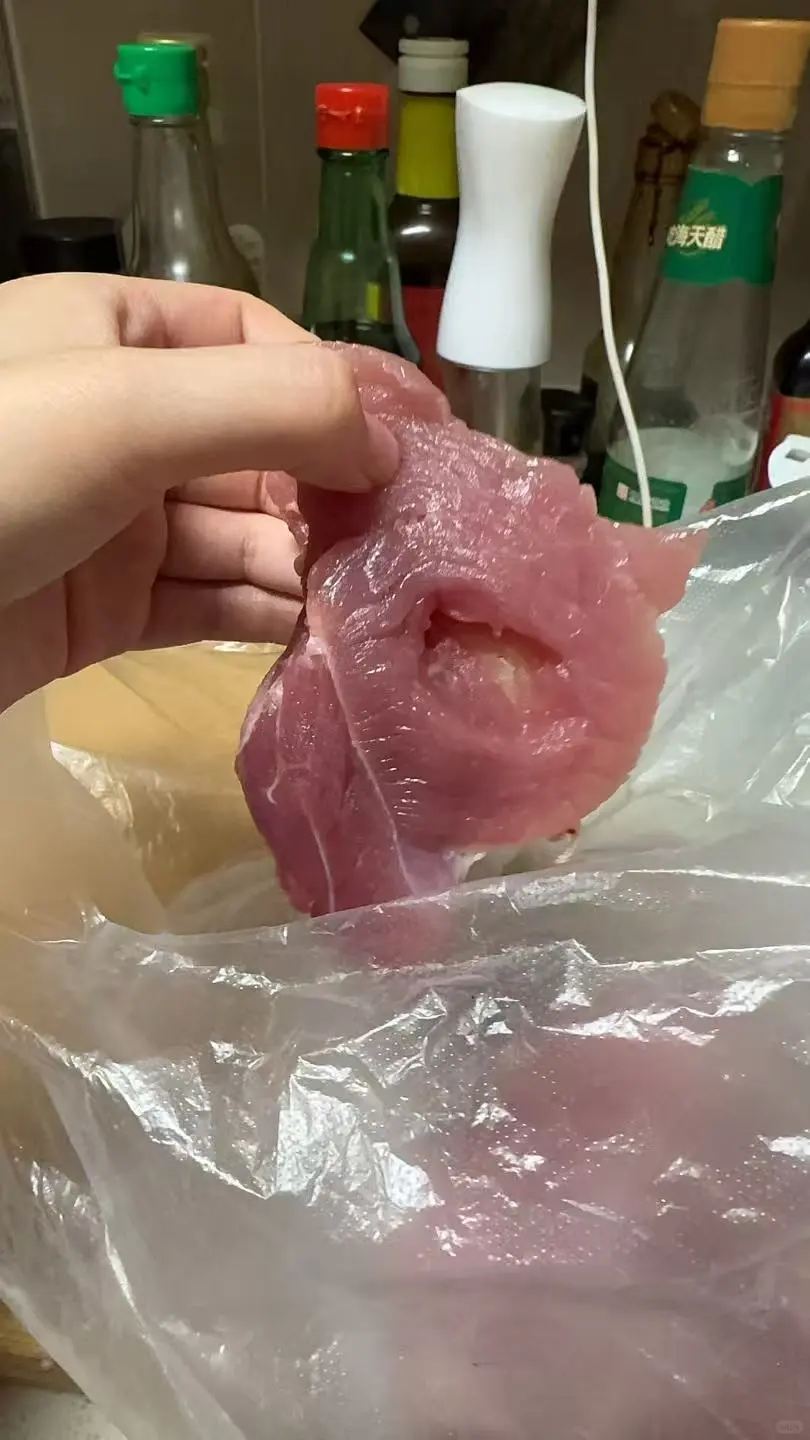 为啥超市买的肉会有这么个洞？