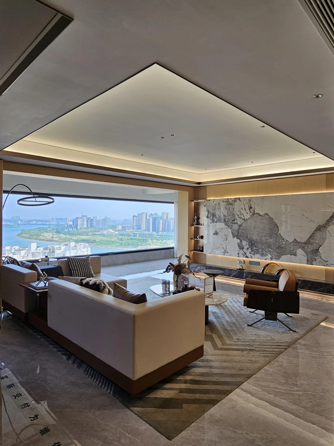 南宁江景大平层，143平精装，总价129万