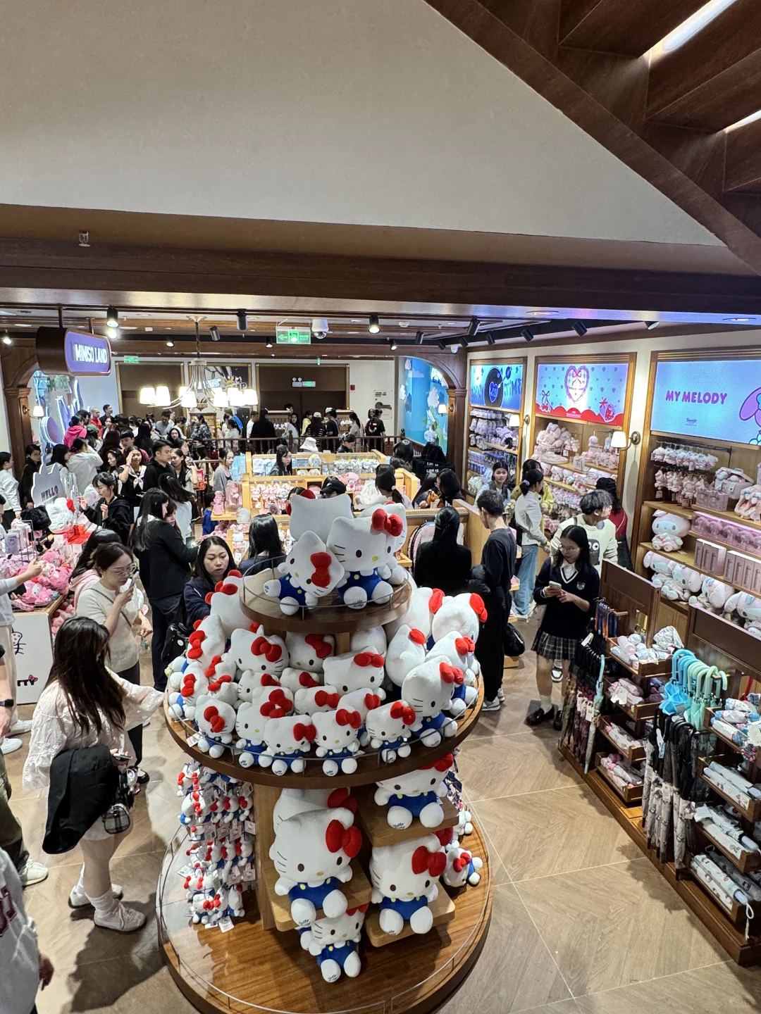 今天南宁市中心这里太可怕了………全是人……