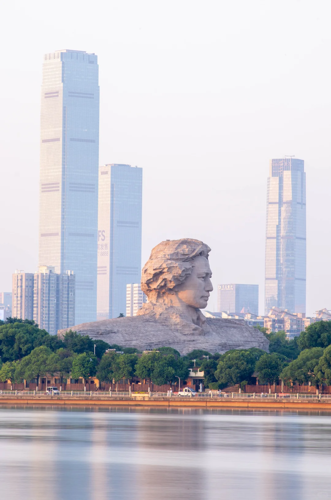 长沙江边毛爷爷机位打卡