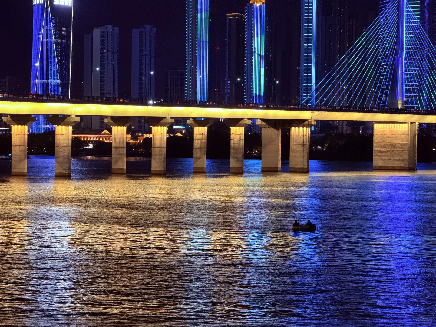 夏天去长沙，一定要去湘江边散散步🌃