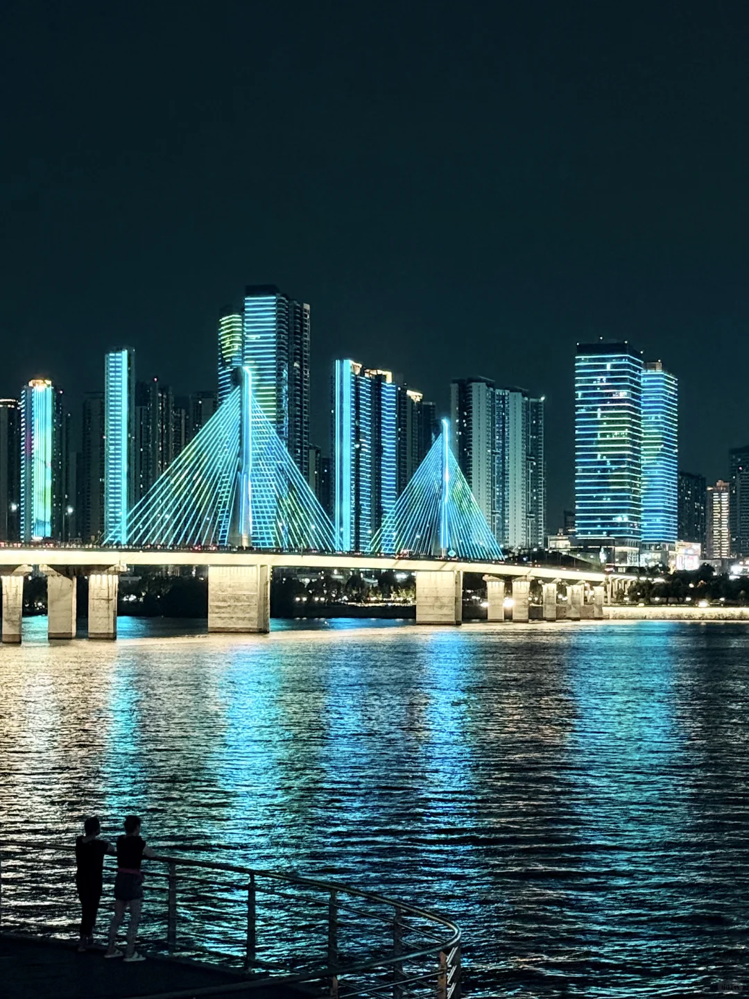 夏天去长沙，一定要去湘江边散散步🌃