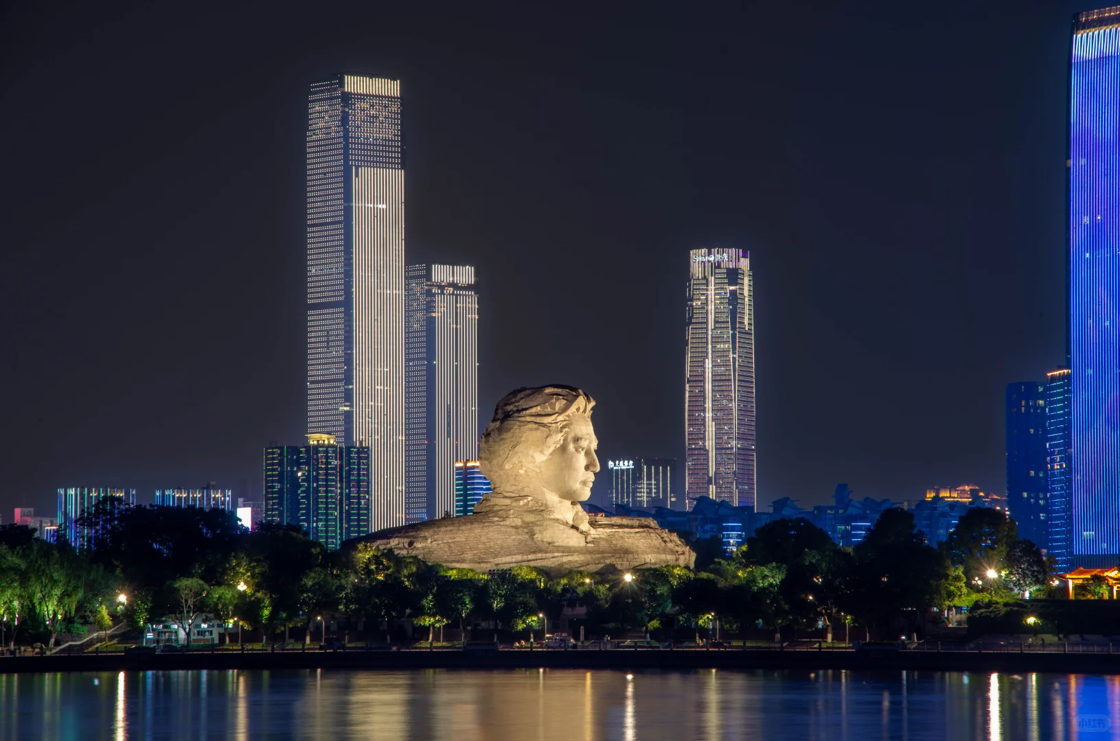 长沙江边毛爷爷机位打卡