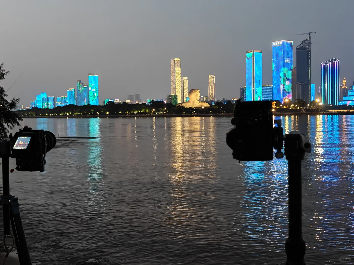 长沙江边毛爷爷机位打卡