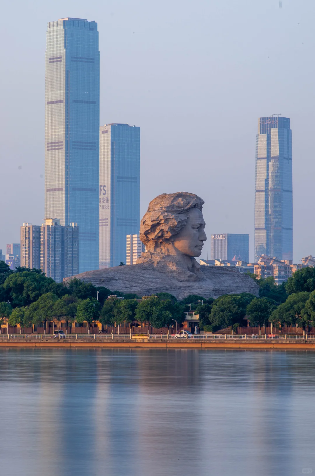 长沙江边毛爷爷机位打卡