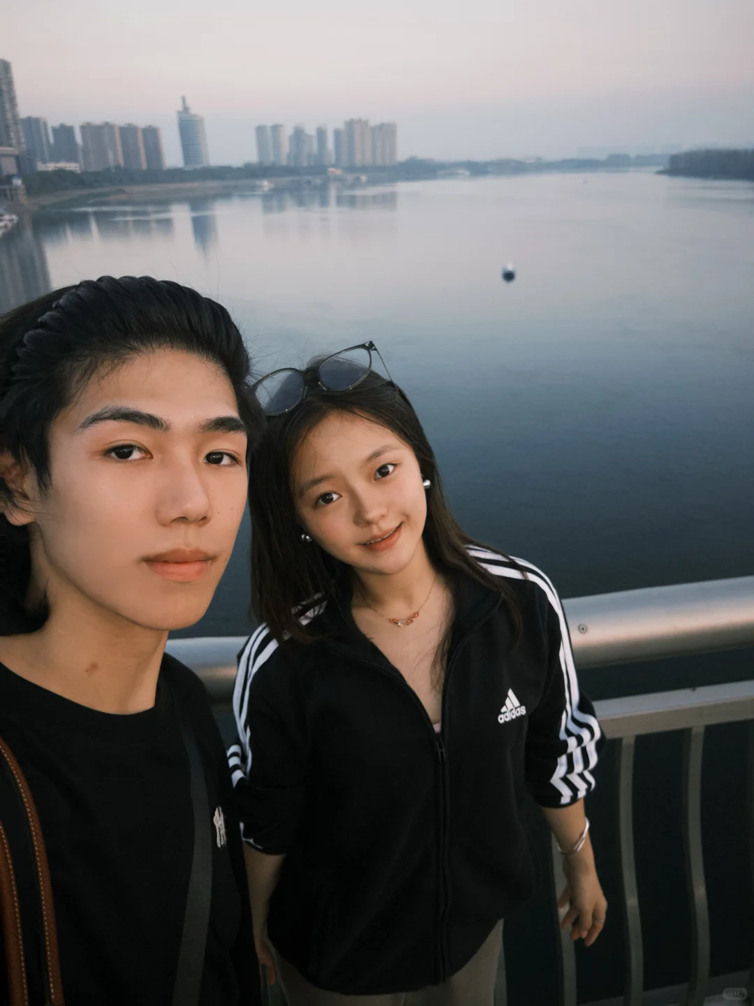 和爱的人一起走在沅江大桥上