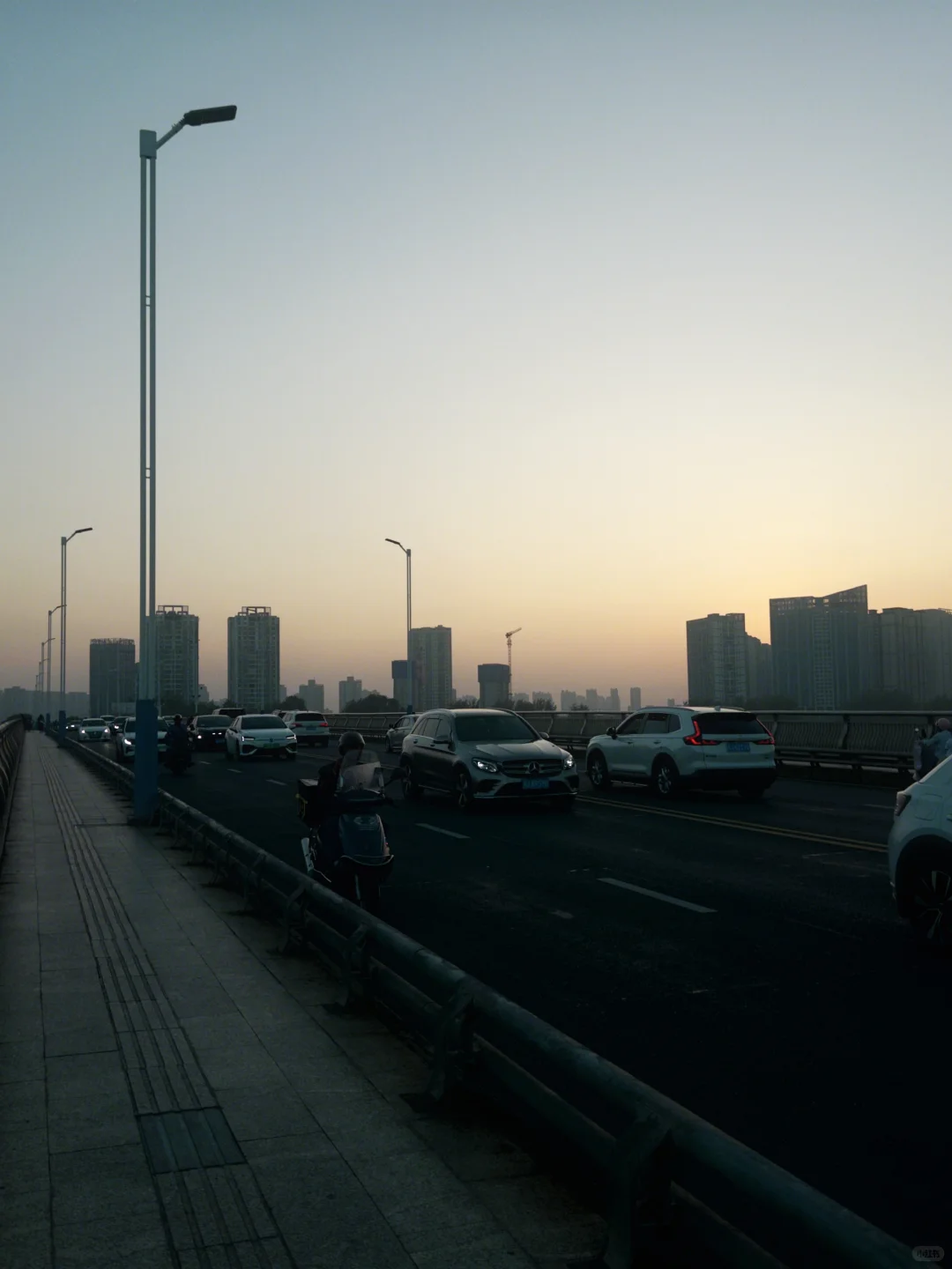 和爱的人一起走在沅江大桥上