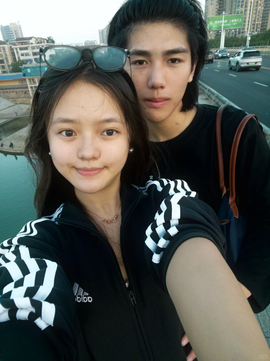 和爱的人一起走在沅江大桥上