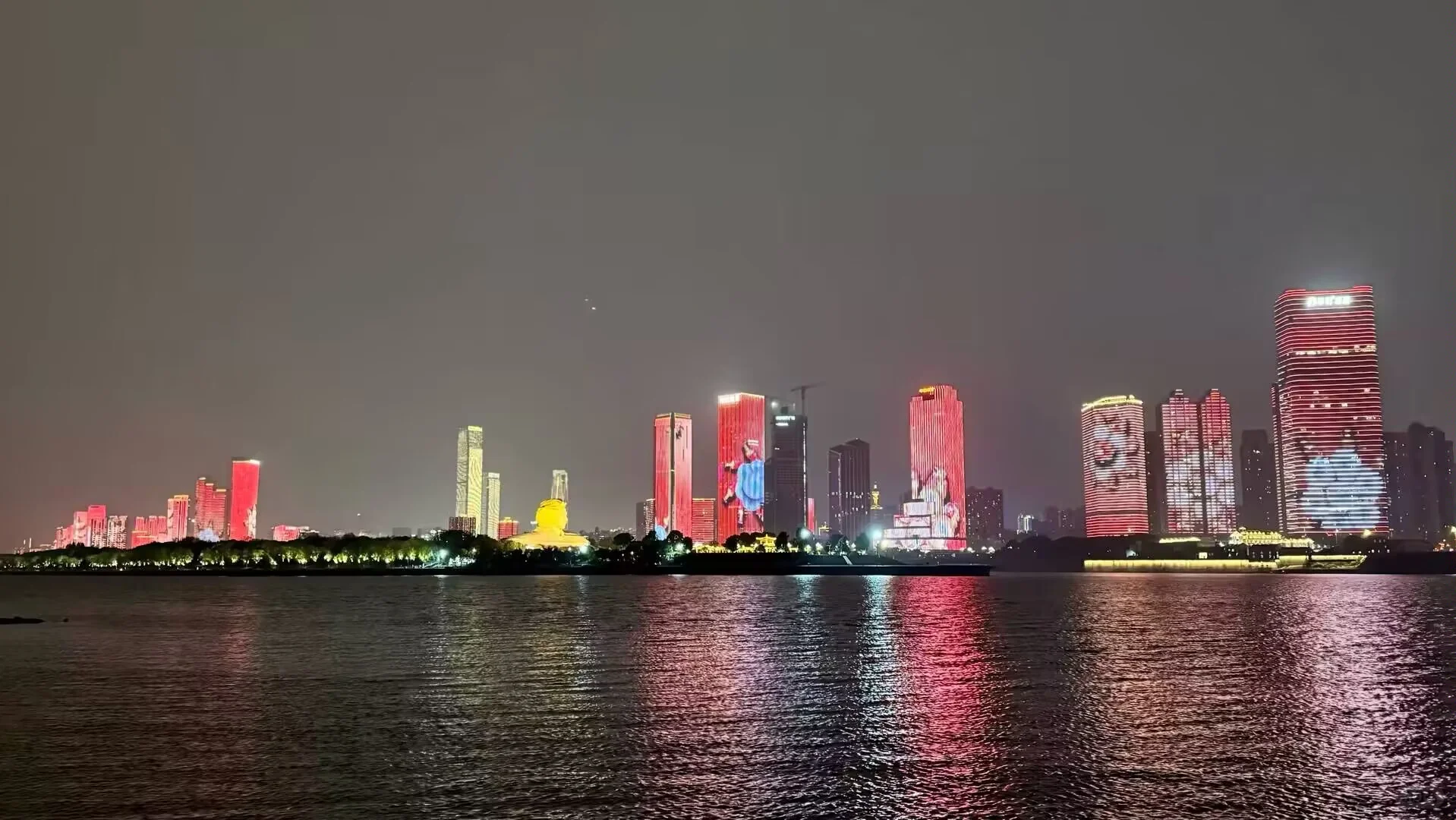 长沙，一个凌晨三点还有人散步的城市