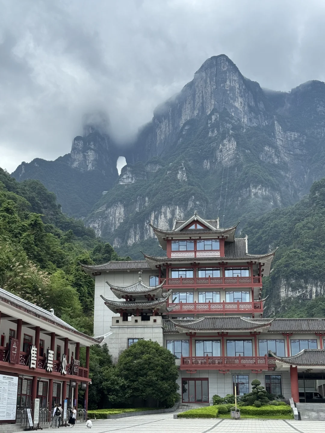 天门山后劲儿:上去一趟魂丢在999级天梯了