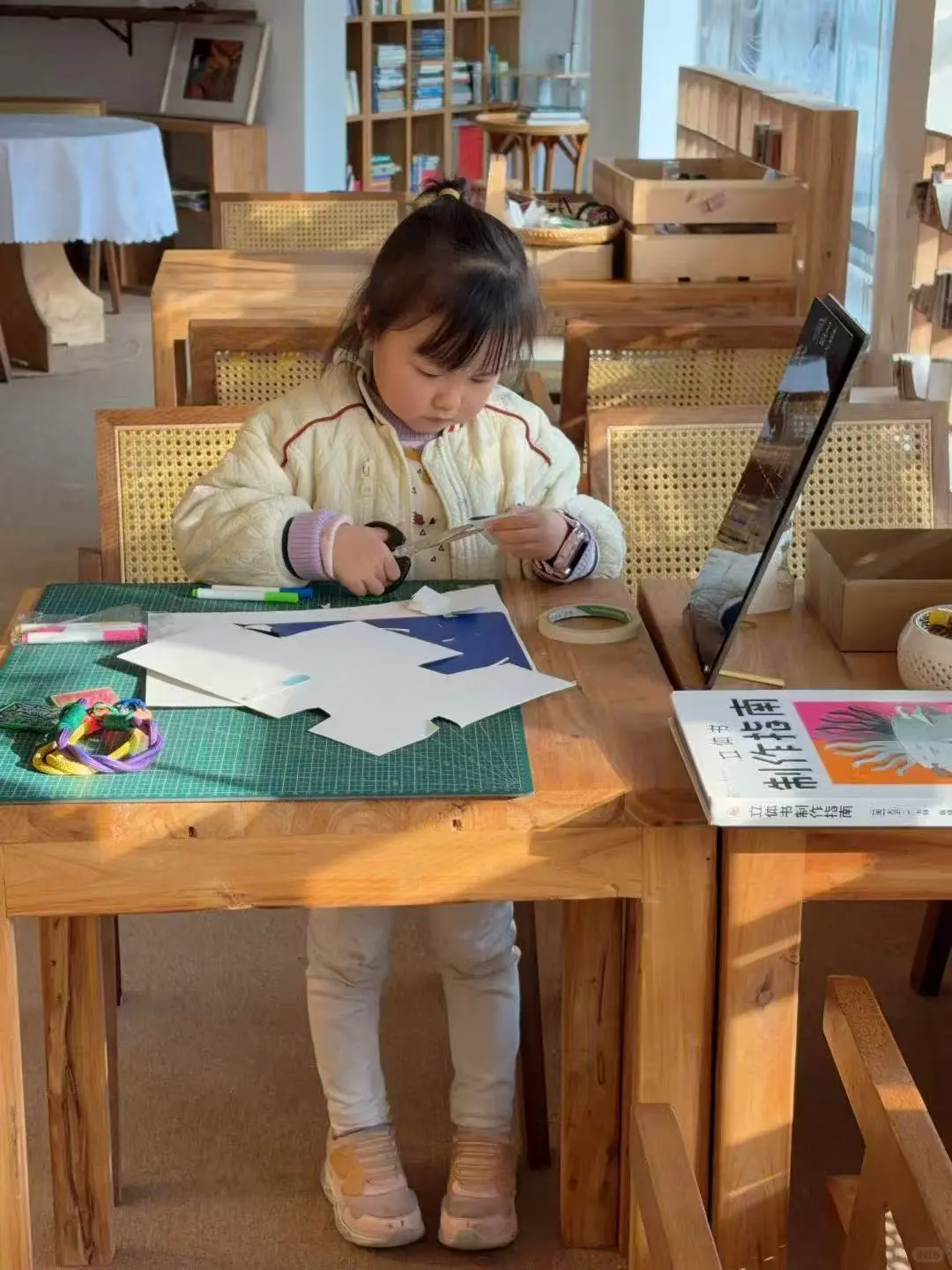 画廊迎来超认真的伙伴🫶