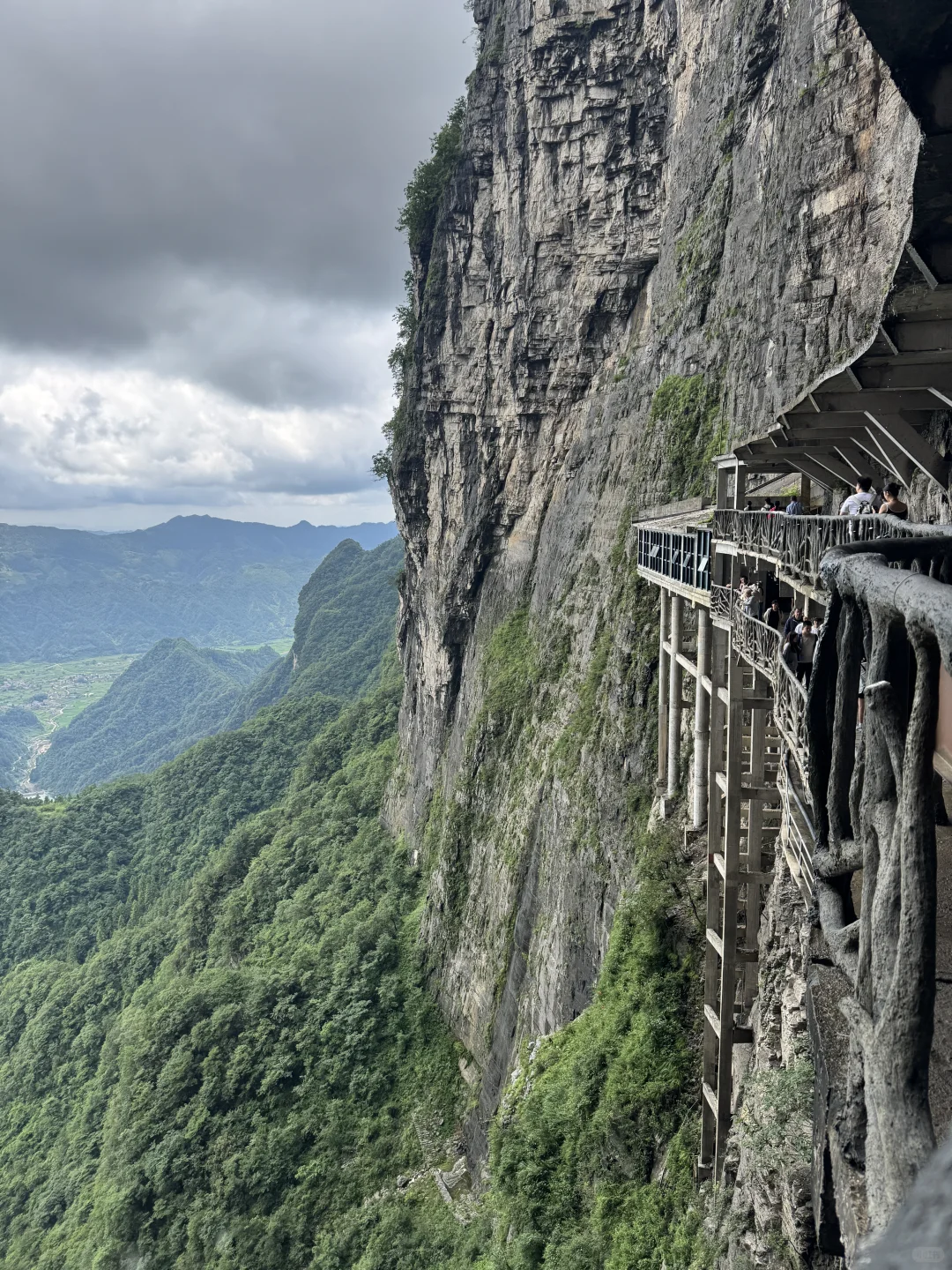 天门山后劲儿:上去一趟魂丢在999级天梯了