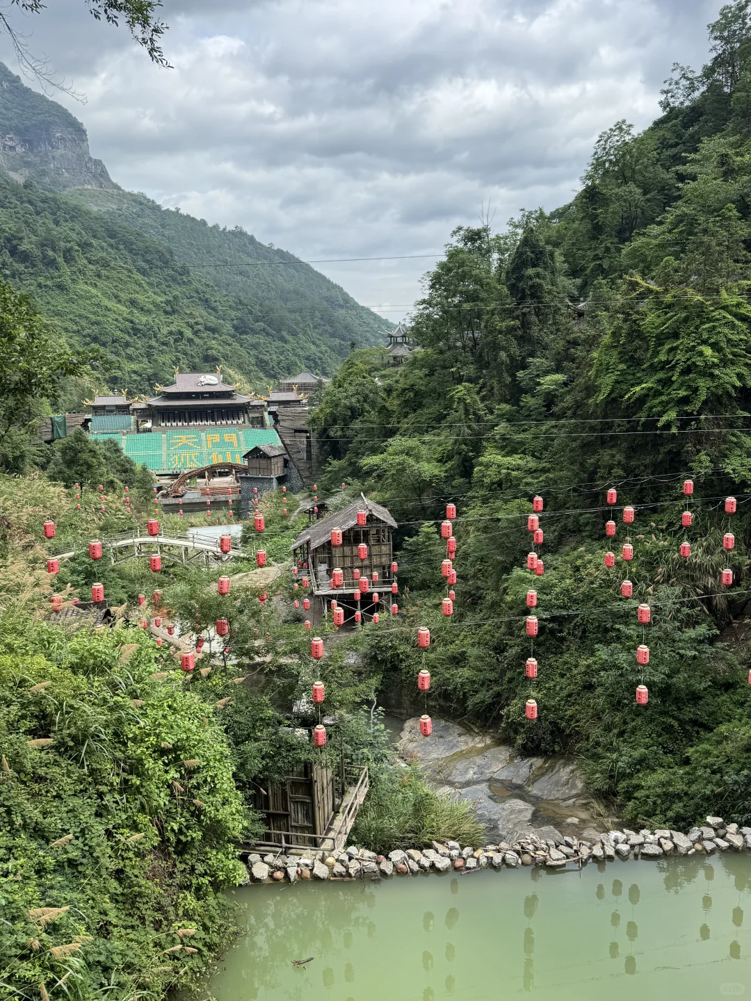 天门山后劲儿:上去一趟魂丢在999级天梯了