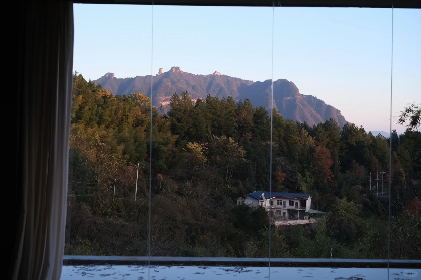 住进这家悬崖民宿｜承包一整座山的秋天‼️