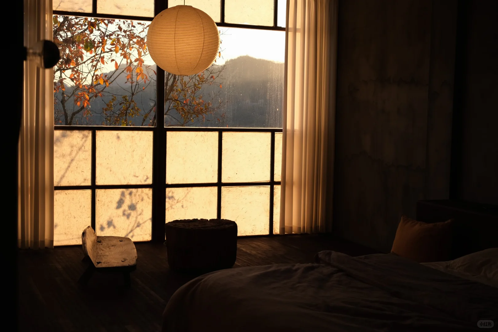 住进这家悬崖民宿｜承包一整座山的秋天‼️