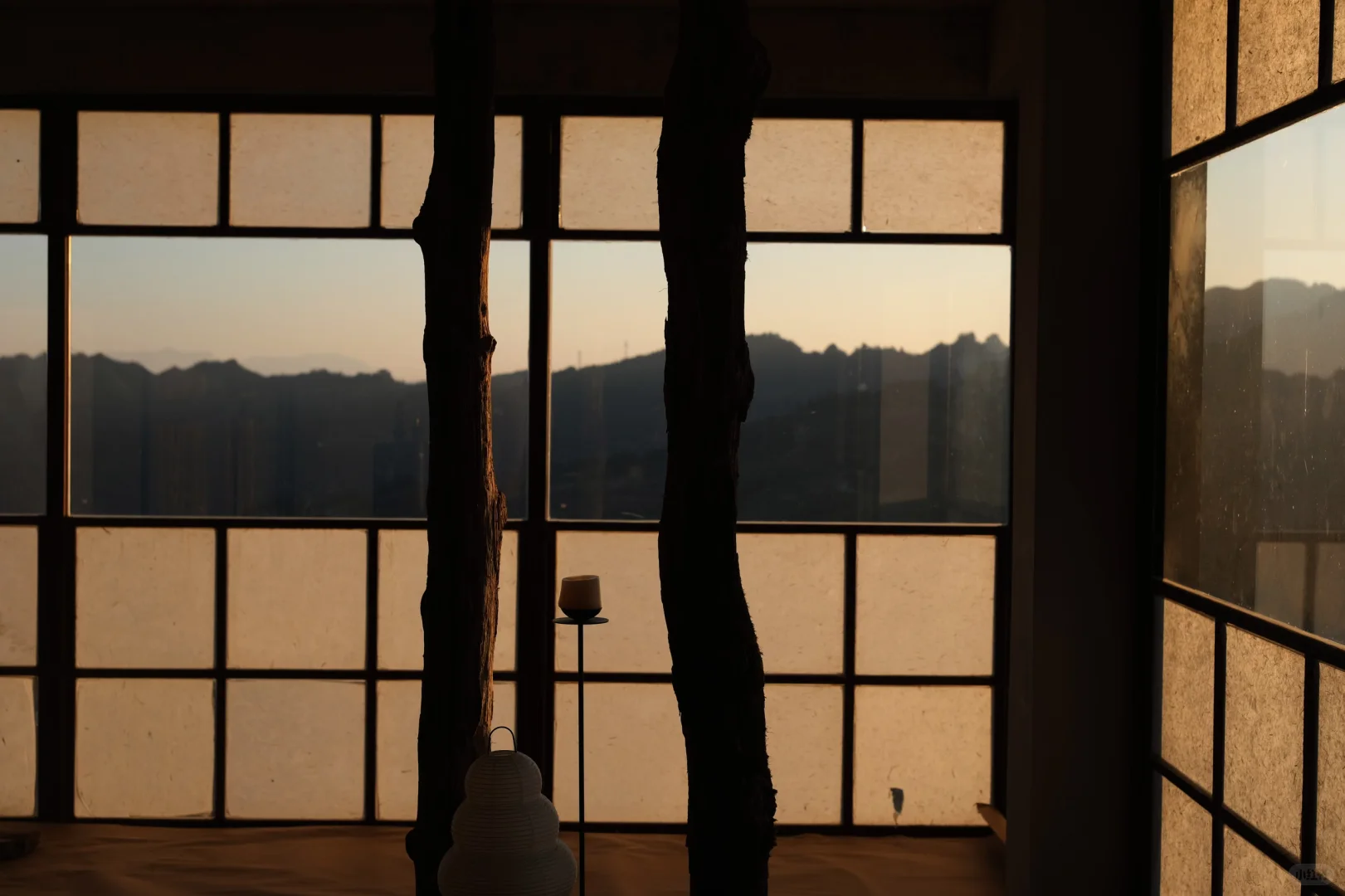 住进这家悬崖民宿｜承包一整座山的秋天‼️