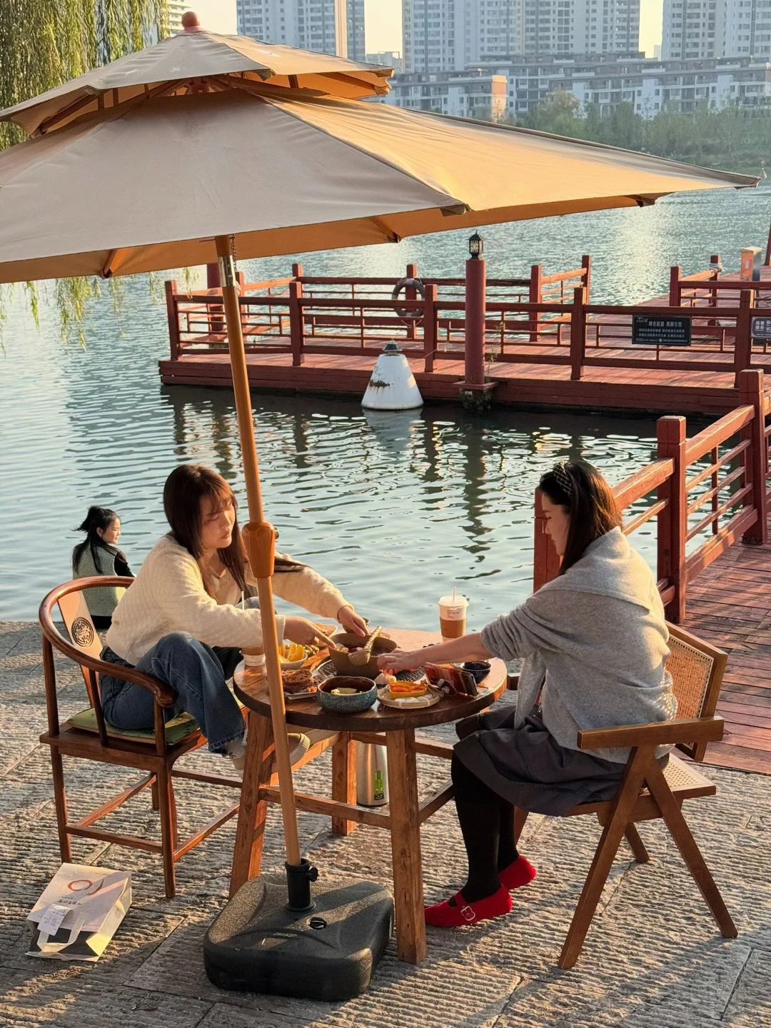 秋日必打卡！常德河街氛围感超绝的河畔阳台