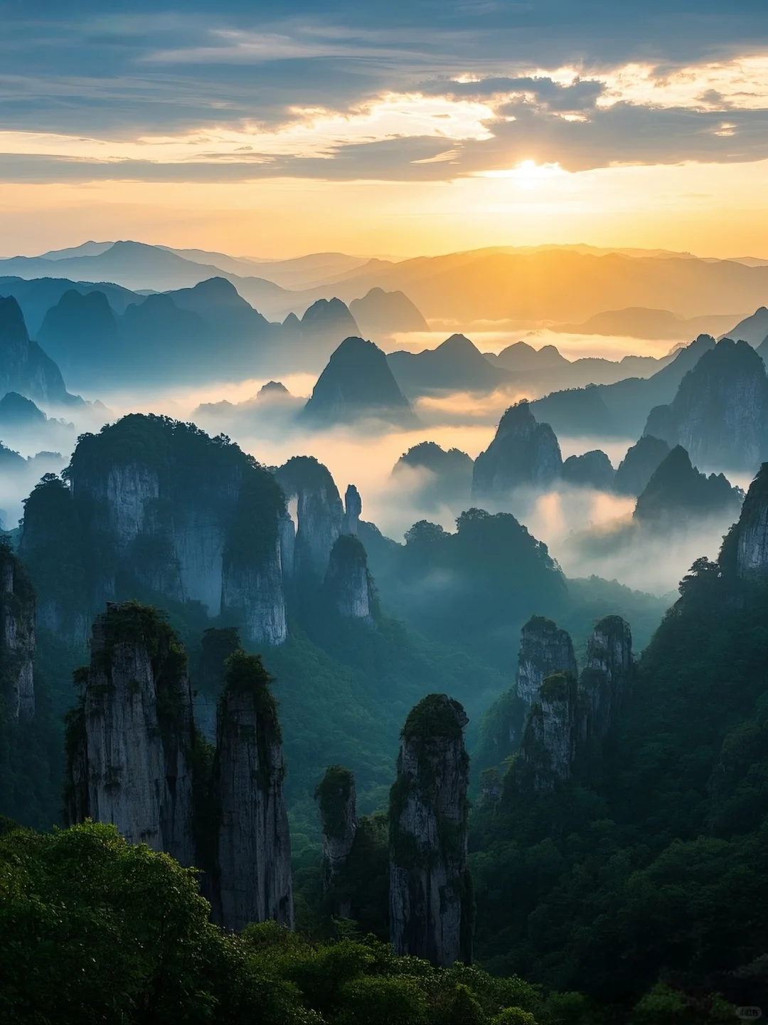 日出张家界，发现她的美。