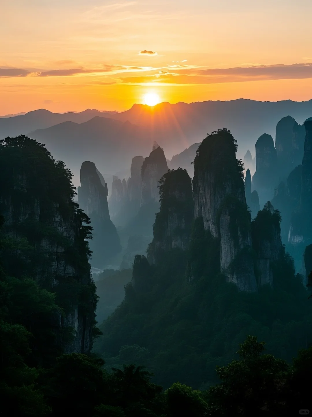 日出张家界，发现她的美。