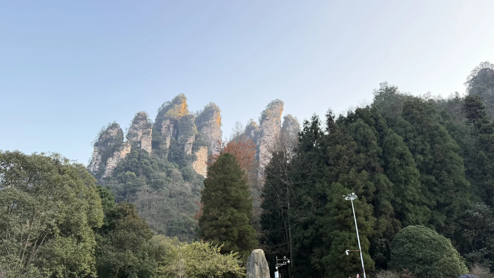 张家界12月8日游玩实况可穿短袖也穿厚外套