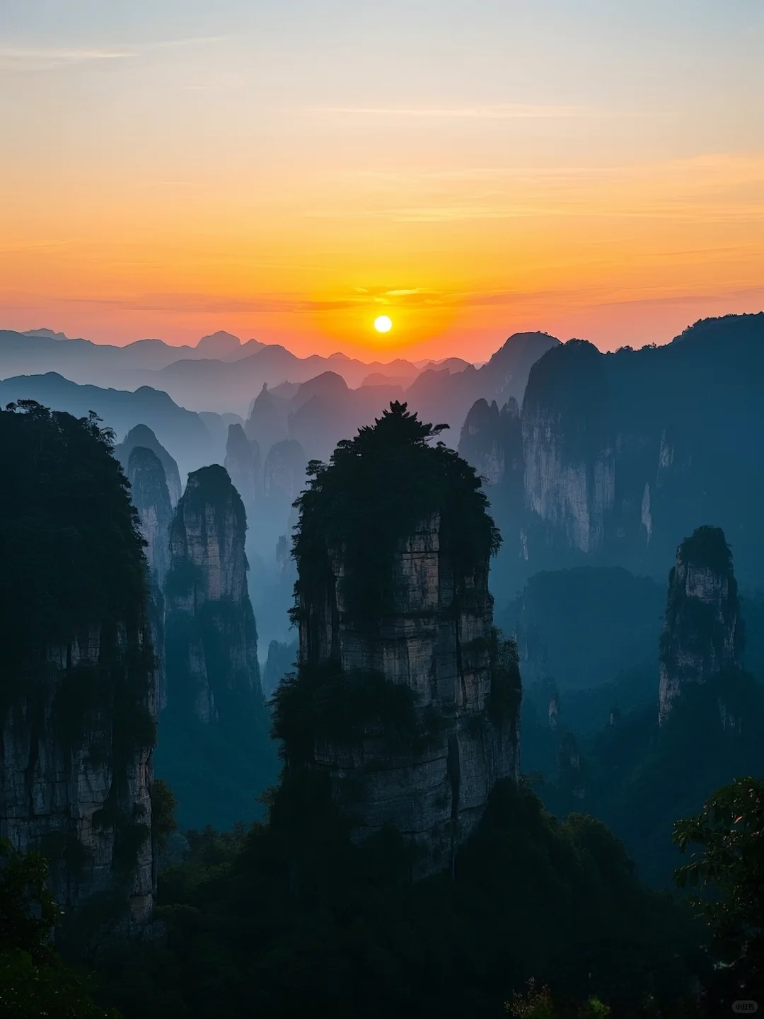 日出张家界，发现她的美。