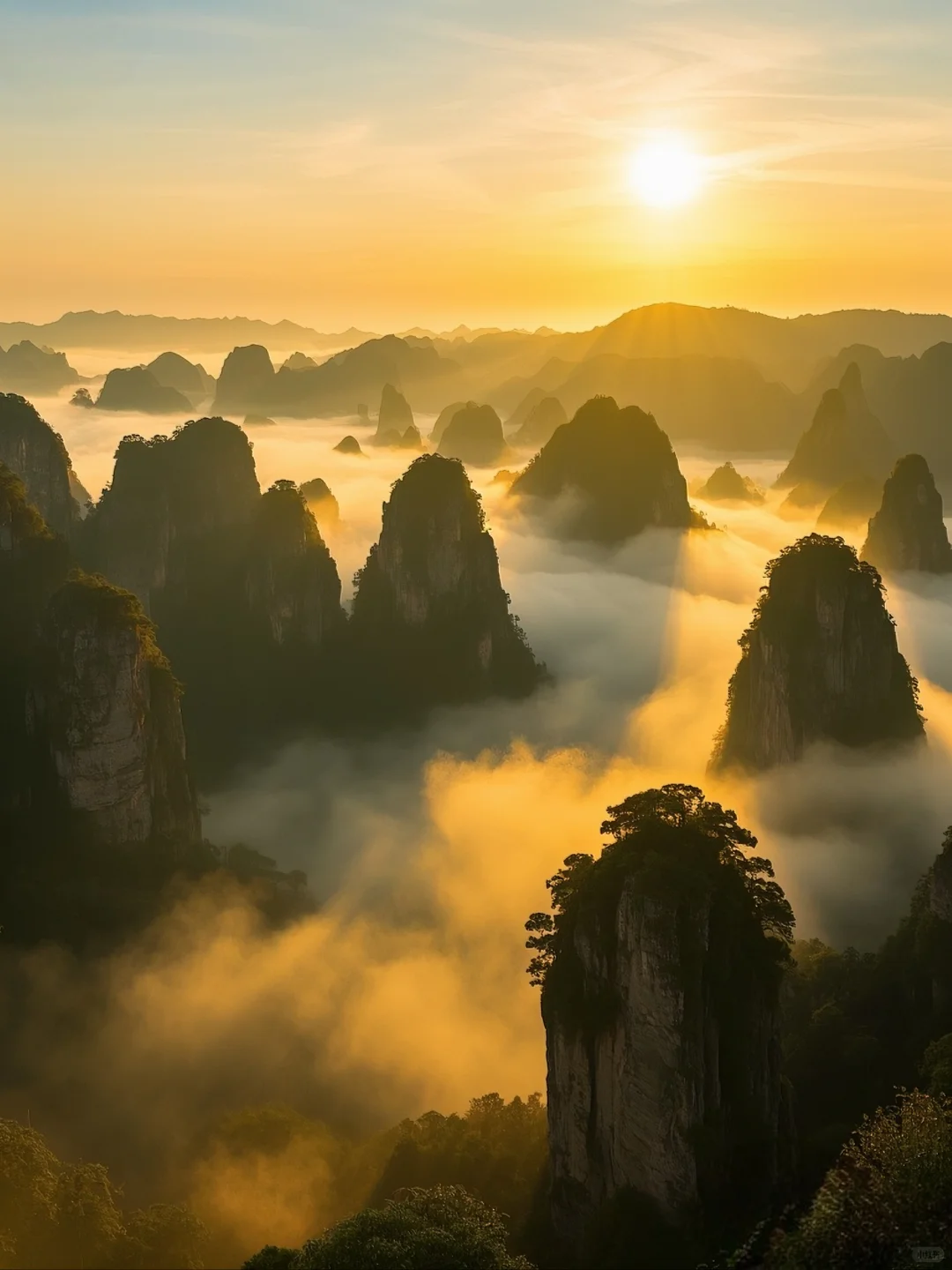 日出张家界，发现她的美。