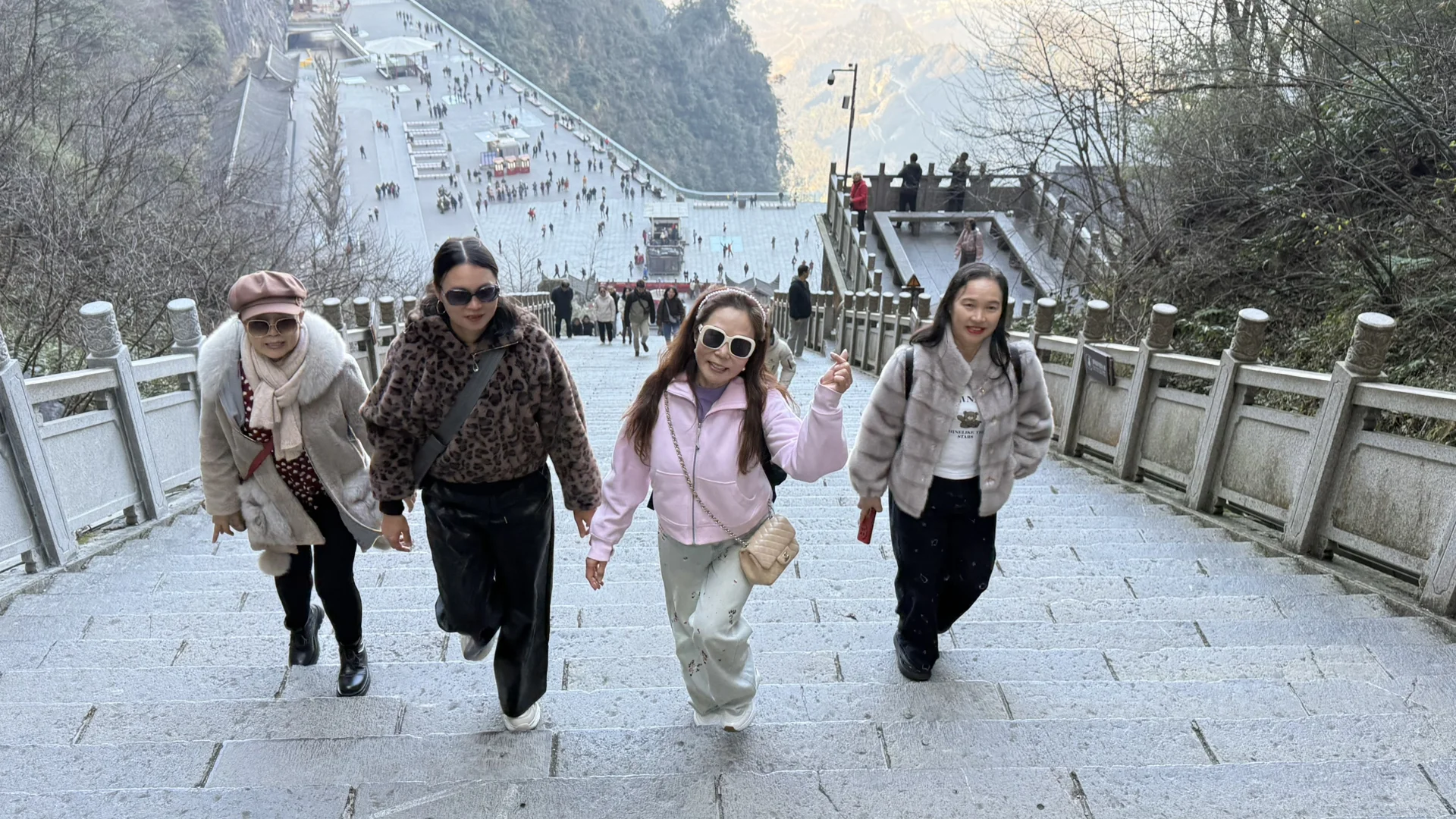 张家界12月8日游玩实况可穿短袖也穿厚外套