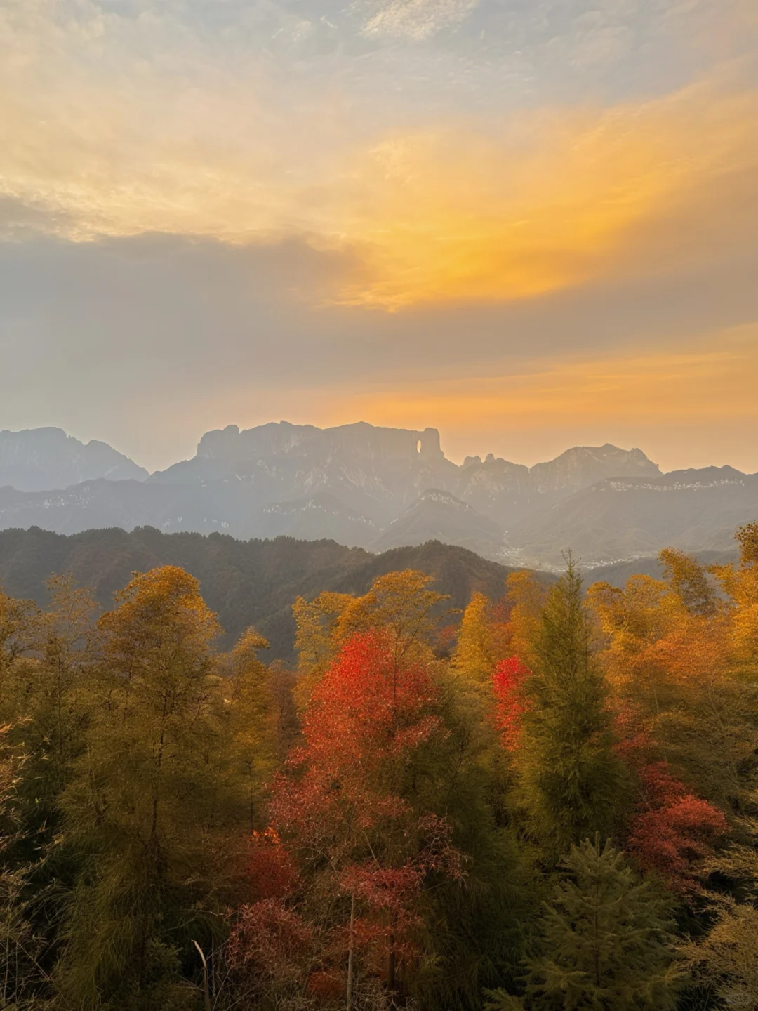 张家界天门山对面