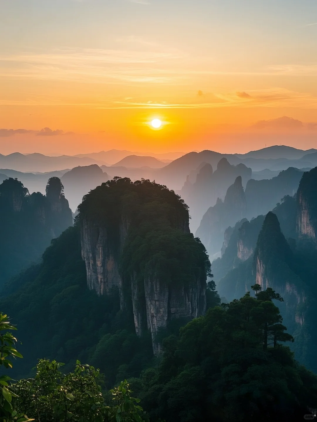 日出张家界，发现她的美。