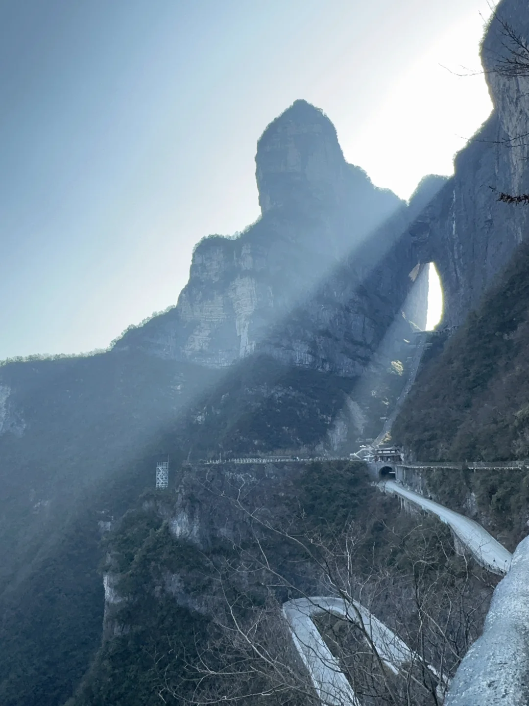 张家界天门山｜一月阳光穿山大洞 景色确实美