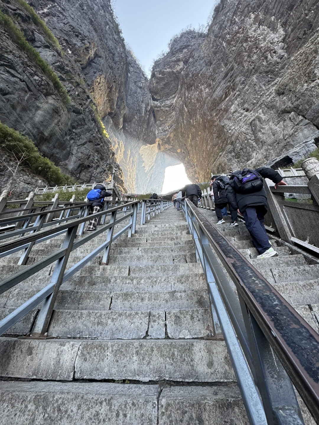 张家界天门山｜一月阳光穿山大洞 景色确实美