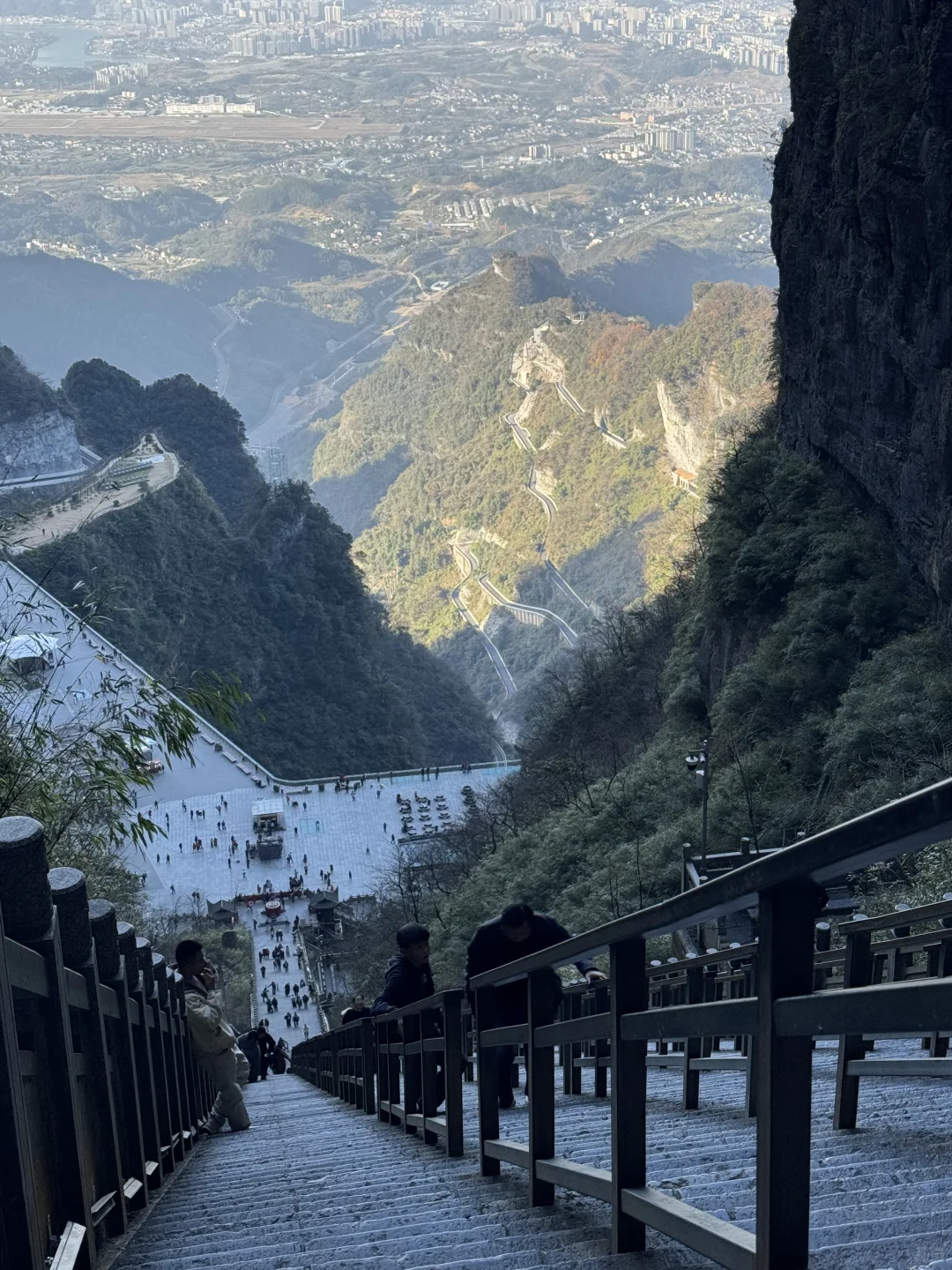 强壮女人们一口气登上天门山999阶💪