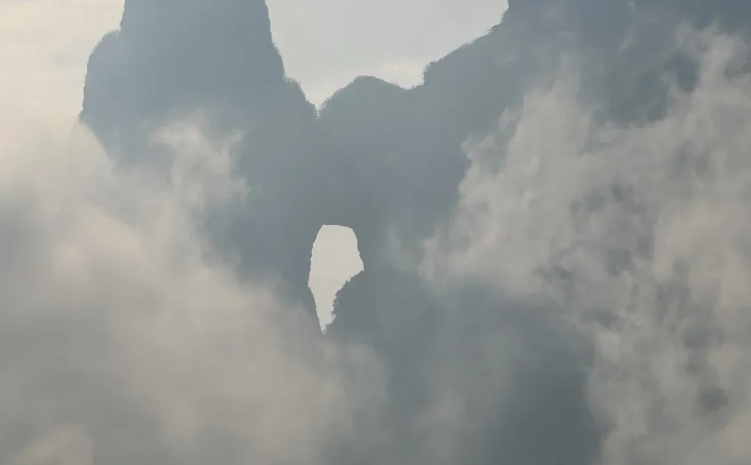 13.12 今日张家界天门山，天门洞开了！