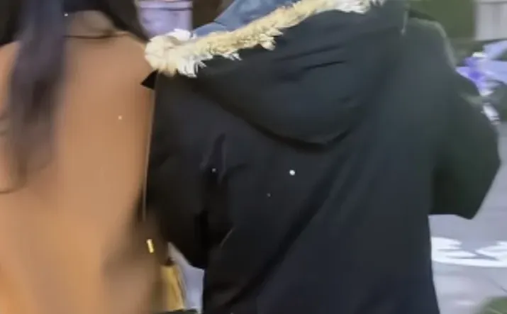 藏不住了!荒野建哥抱奖又抱爱,女友身份成谜