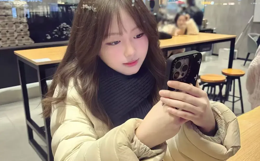 张家界陪拍-坐在瑞幸窗边