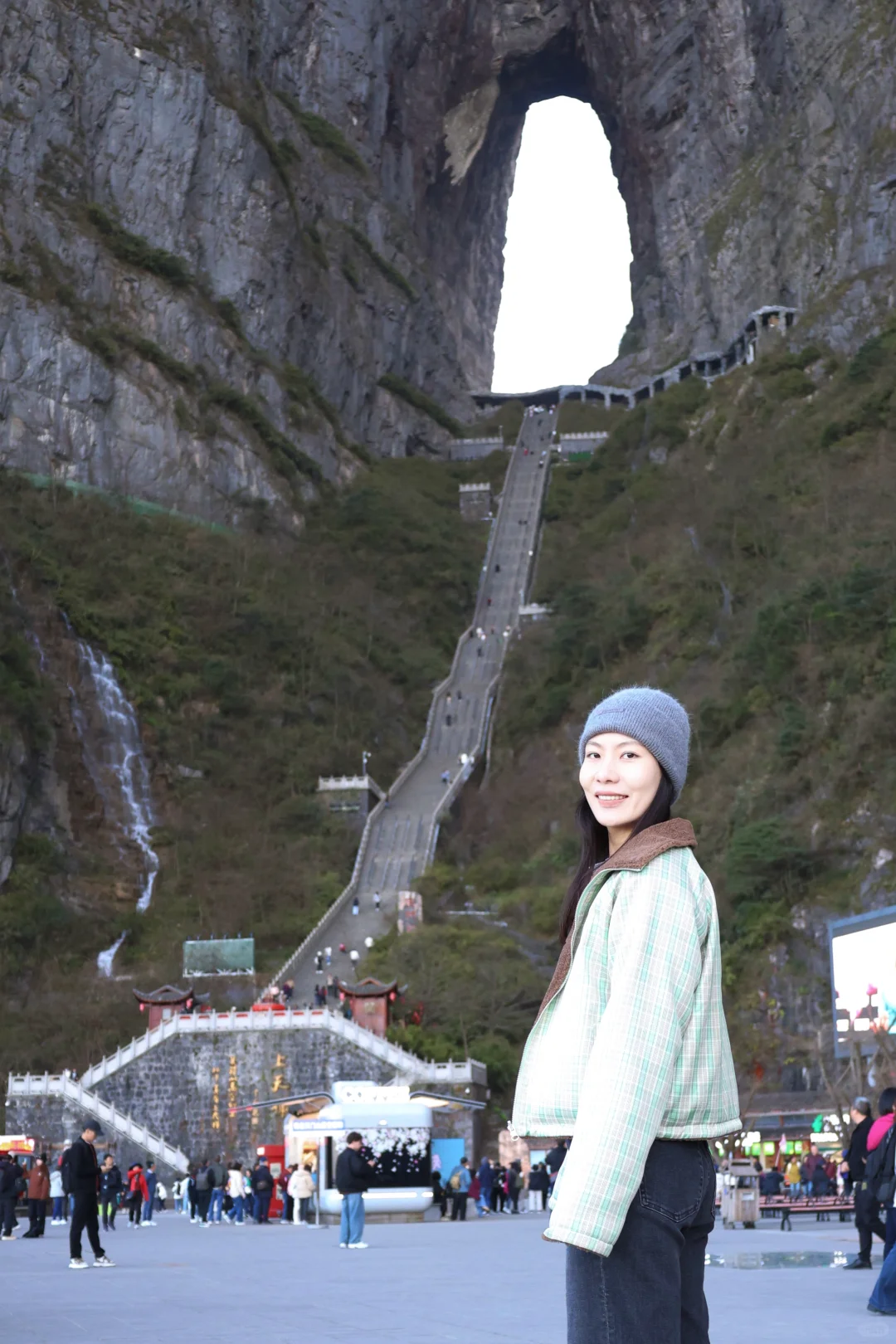 强壮女人们一口气登上天门山999阶💪