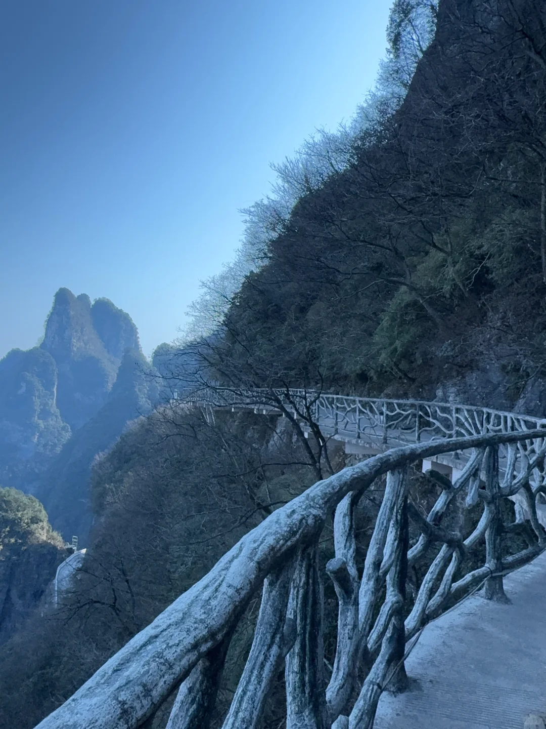 张家界天门山｜一月阳光穿山大洞 景色确实美