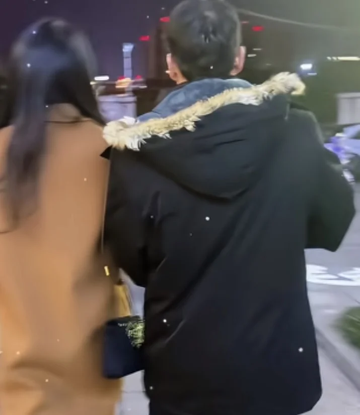 藏不住了!荒野建哥抱奖又抱爱,女友身份成谜