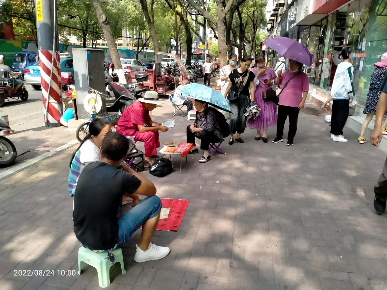 算命一条街。算命，你信吗？