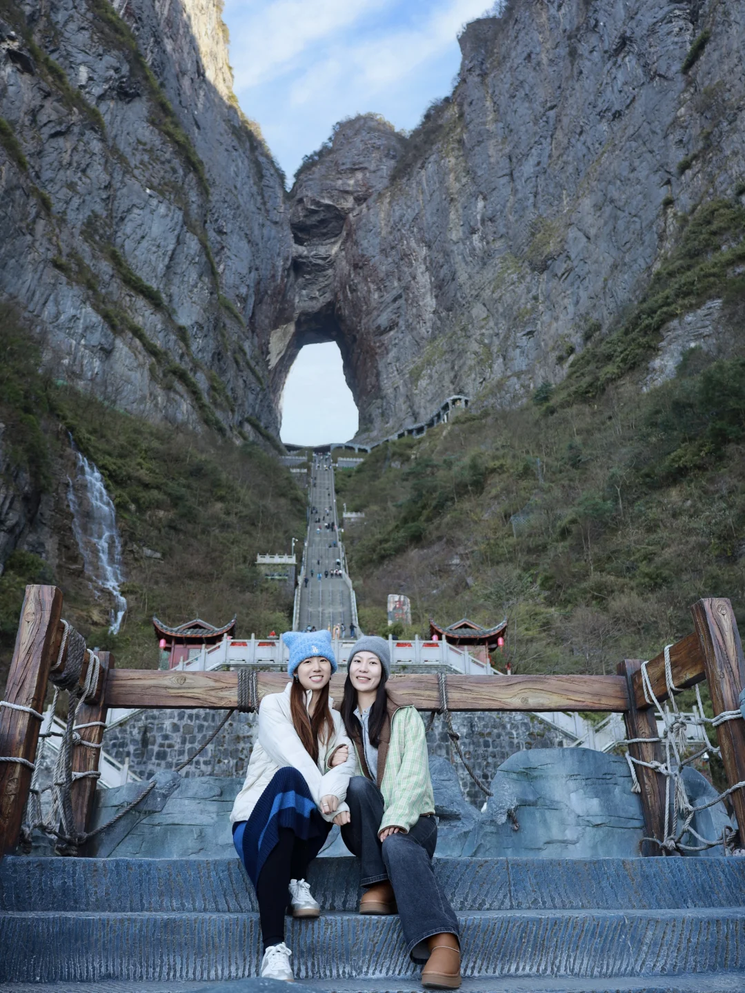 强壮女人们一口气登上天门山999阶💪