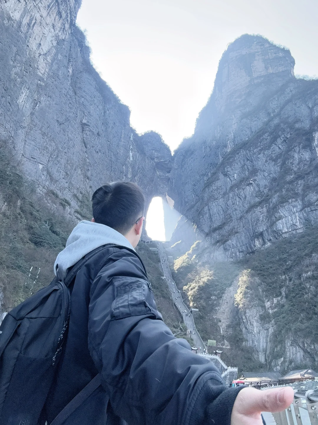 张家界天门山｜一月阳光穿山大洞 景色确实美