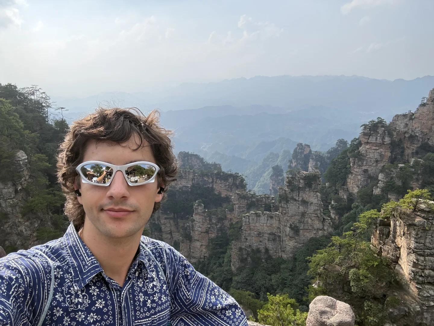 我今天来看，张家界上果然长满了外国人