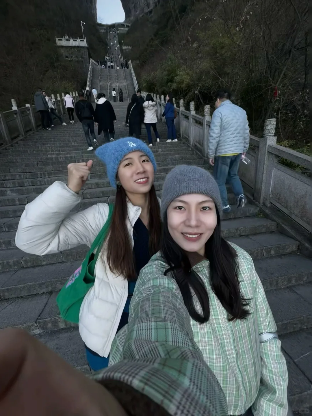 强壮女人们一口气登上天门山999阶💪