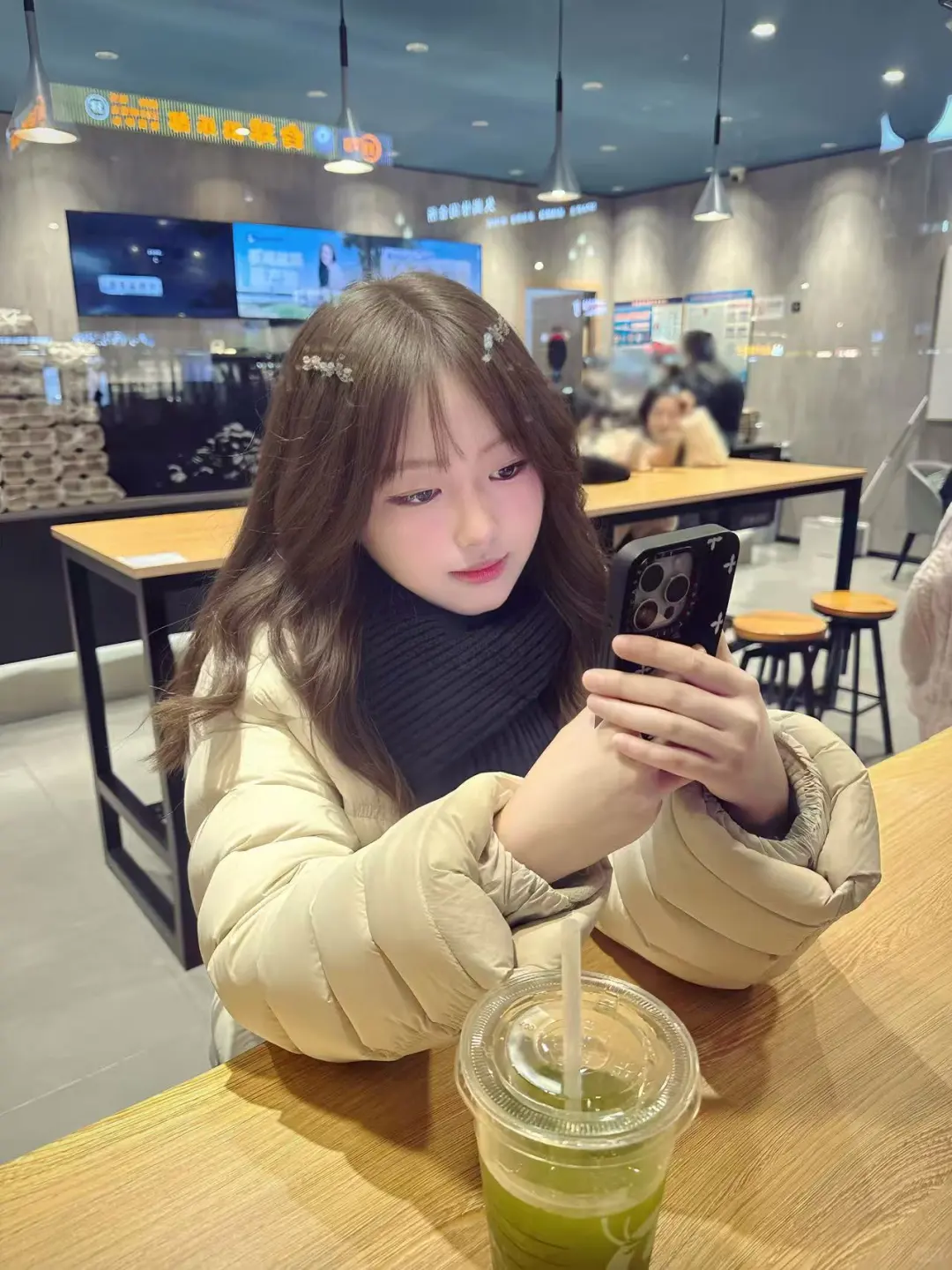 张家界陪拍-坐在瑞幸窗边