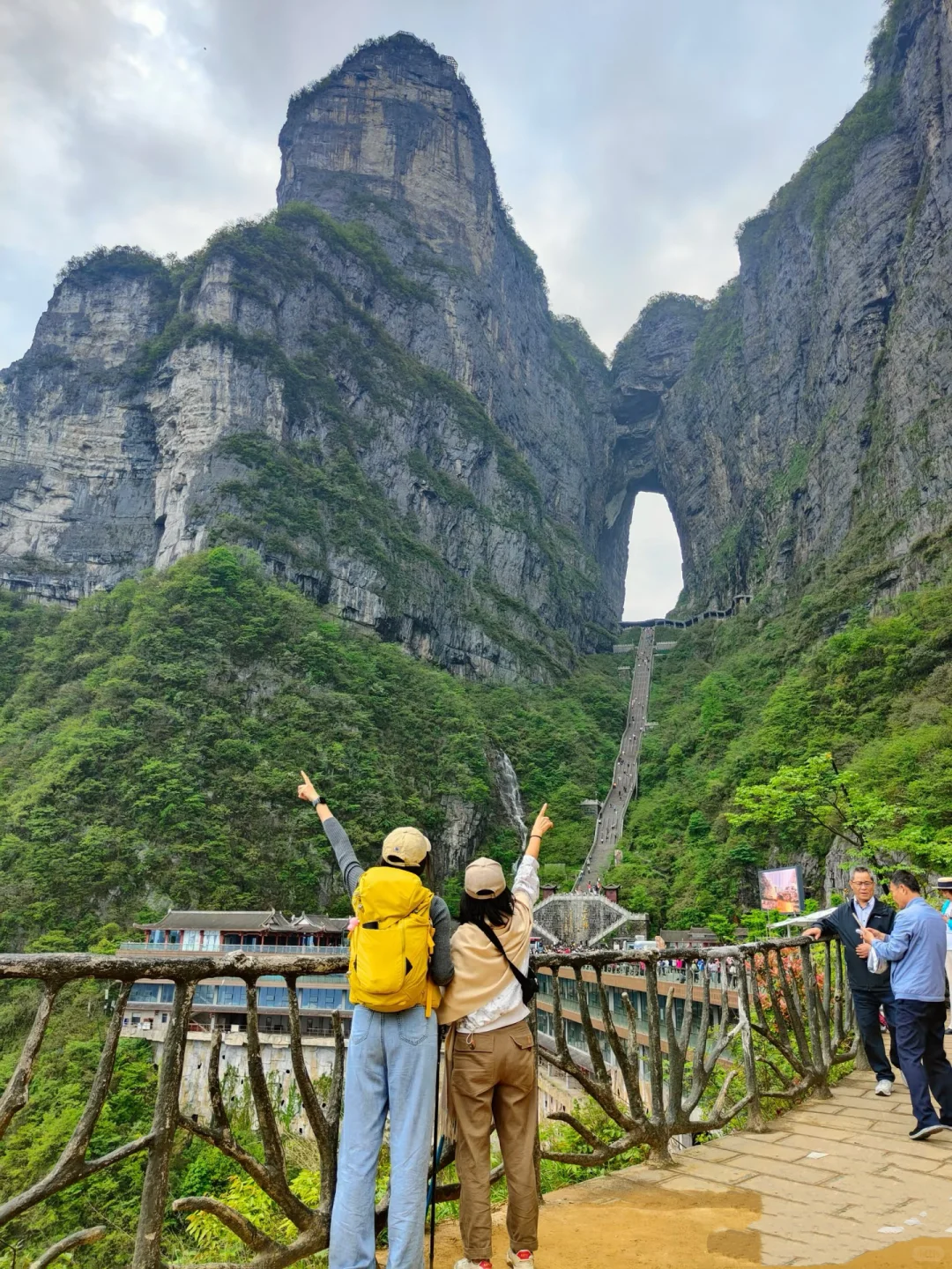 去张家界跟这种车的团，太舒适啦！