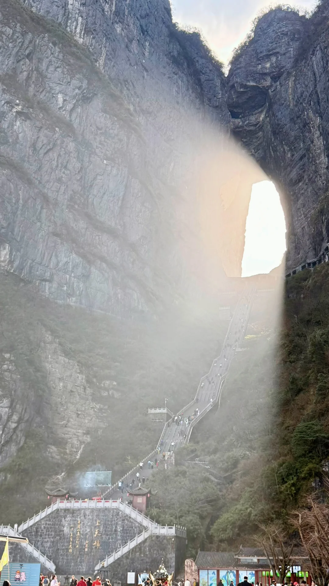 张家界的高山劝退“恐高症患者”