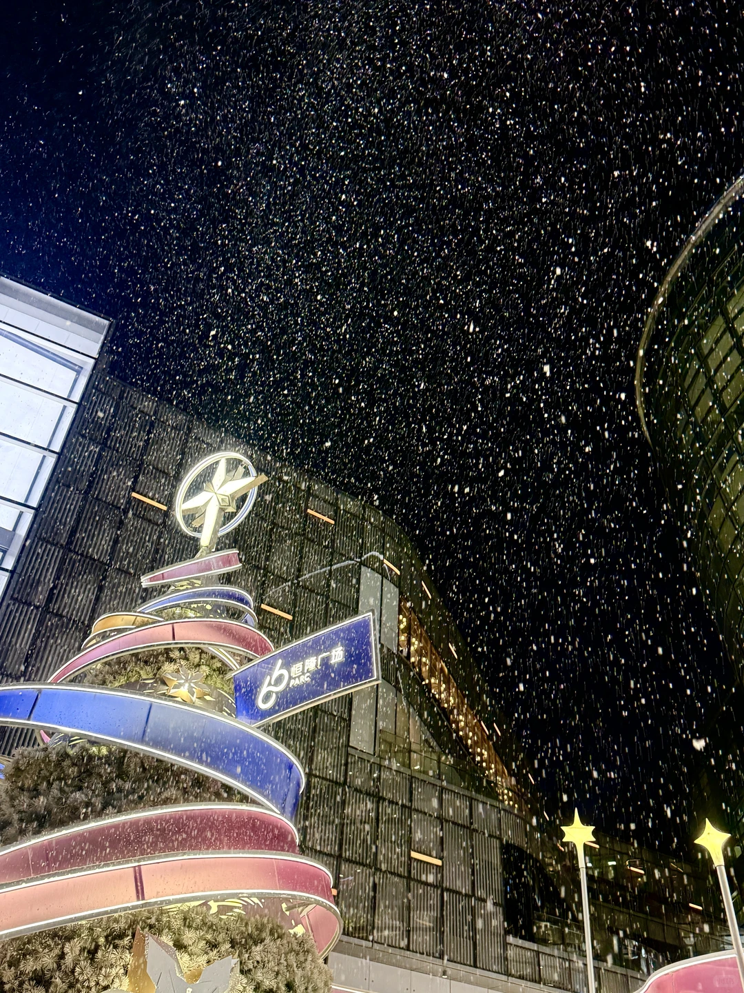 这个周末，济南恒隆得有1亿人吧！