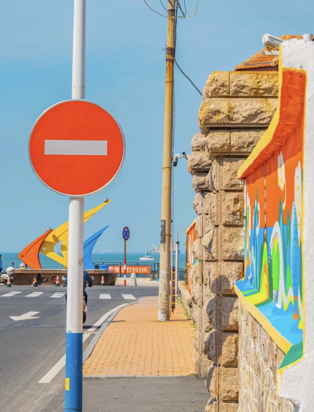 居然是烟台❗️这条通向大海的小路美昏头了