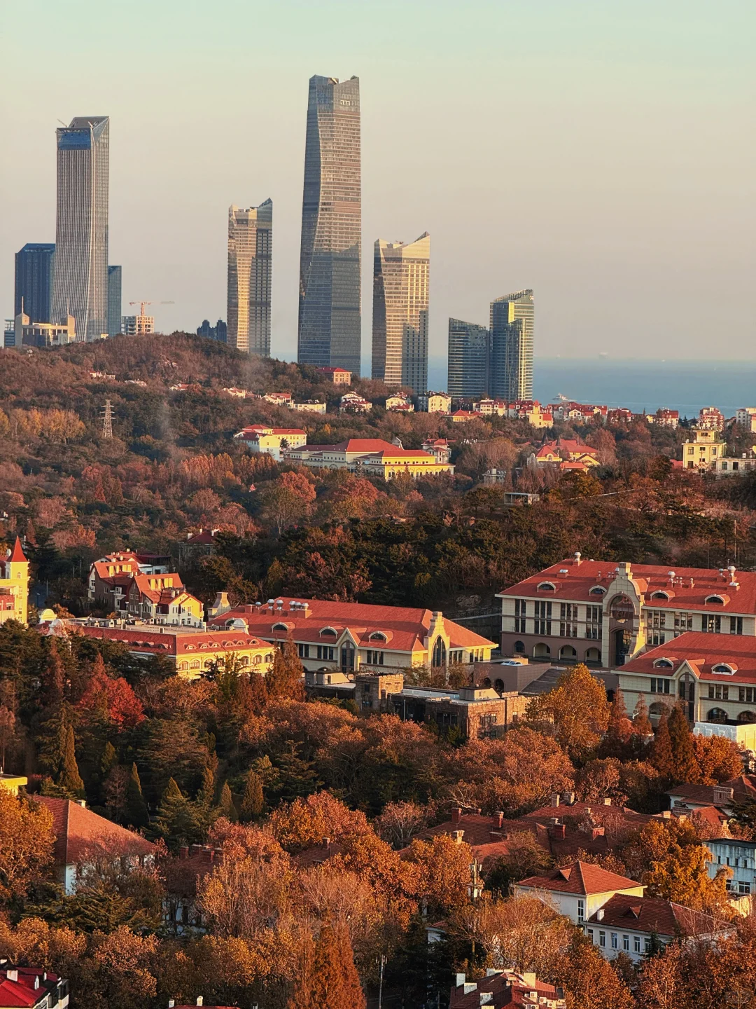 11.21实况｜青岛老城区秋日全景+日落，绝了！